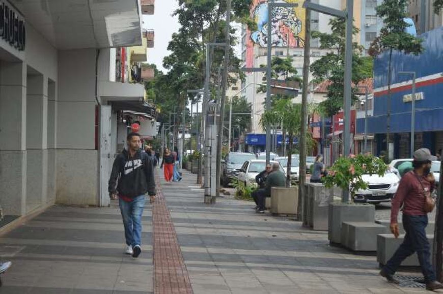 Frio de 15°C muda rotina e faz campo-grandense tirar casaco do armário