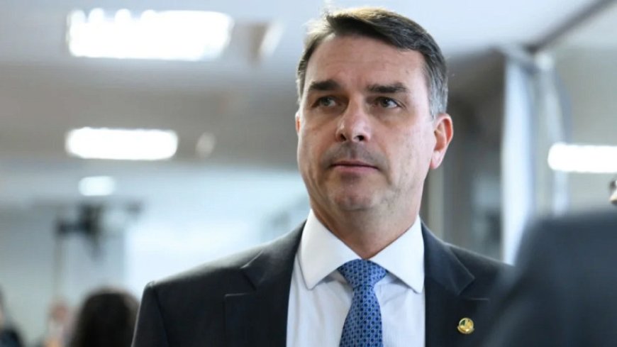 Flávio Bolsonaro Critica Decisão de Moraes e Chama Suspensão de Lei de 'Canetada Monocrática'
