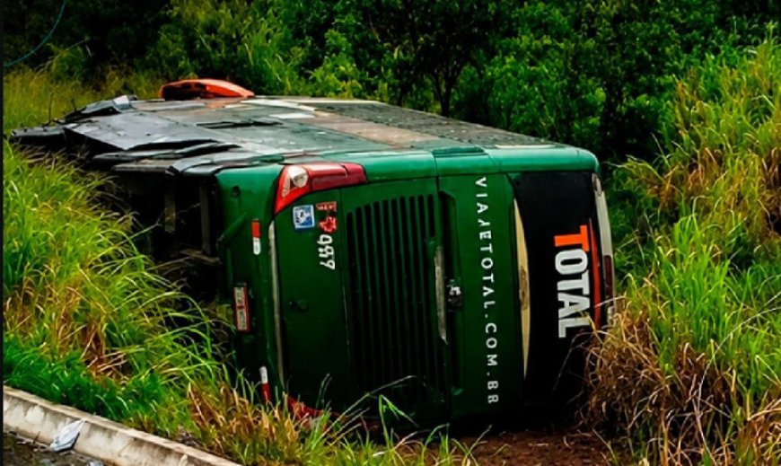 Batida frontal entre ônibus e carro deixa dois mortos e 12 feridos na BR-060