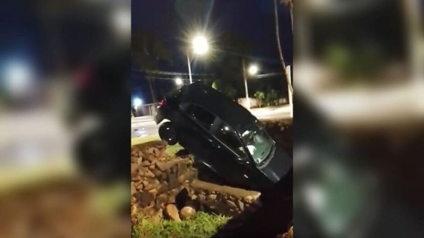 Carro despenca em valeta e é abandonado durante a madrugada em Dourados