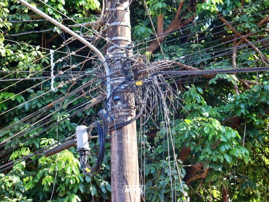 Operação Inicia Multas a Empresas por Fios Expostos em Postes