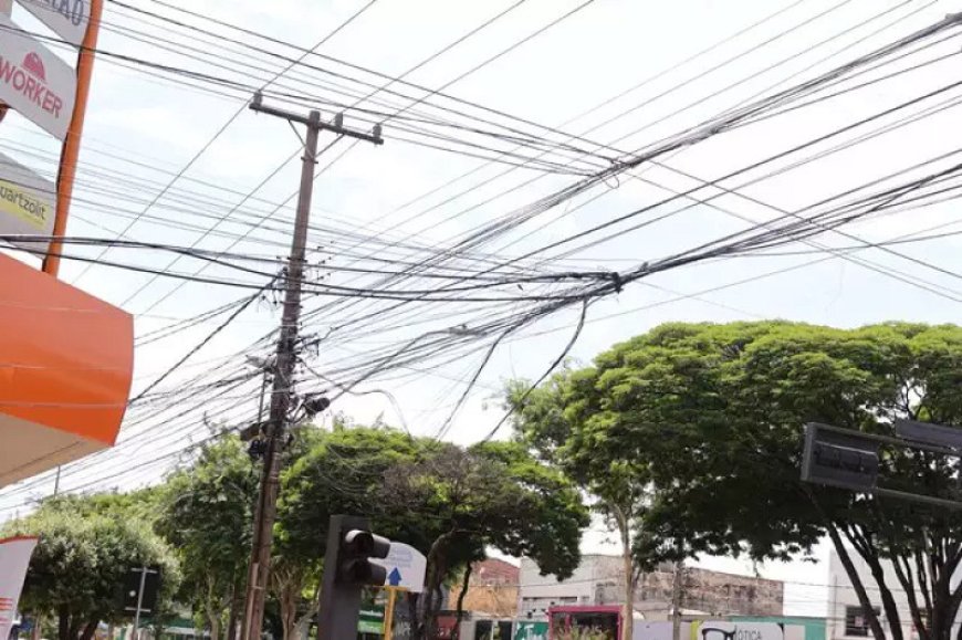 Prefeitura Inicia Fiscalização Contra Empresas por Demora na Retirada de Fios