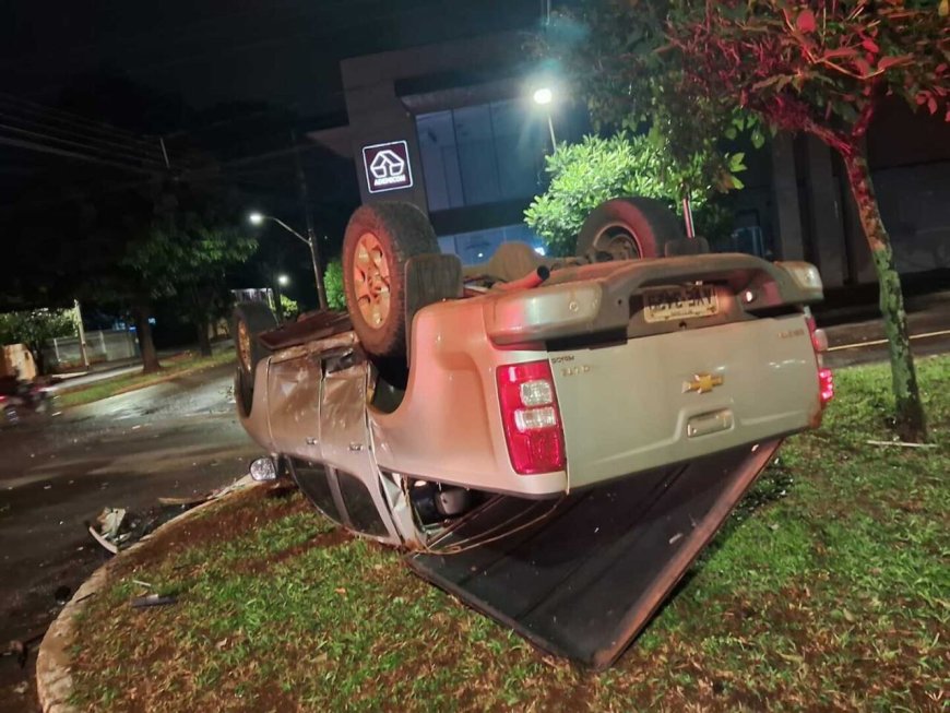 Caminhonete capota após acidente entre dois veículos em Dourados