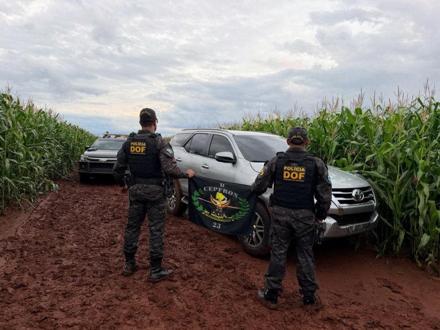 Motorista joga caminhonete contra viatura da polícia e foge