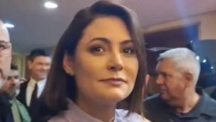 Michelle Bolsonaro evita defender Flávio após escândalo e diz: "Pergunta pra ele"
