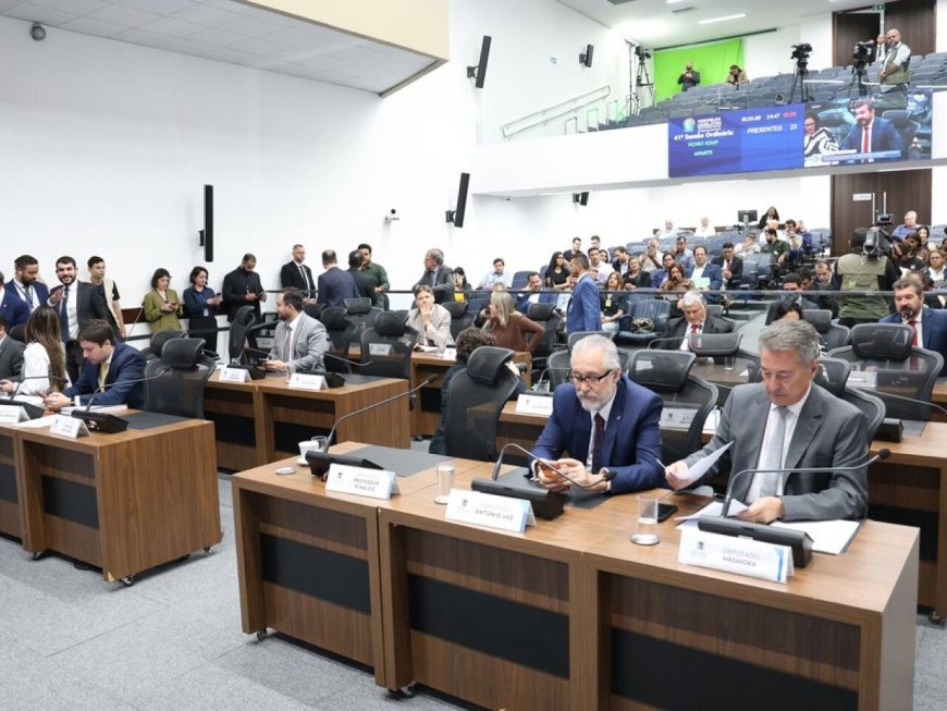 Deputados votam redação final de proposta que obriga informação de energia solar