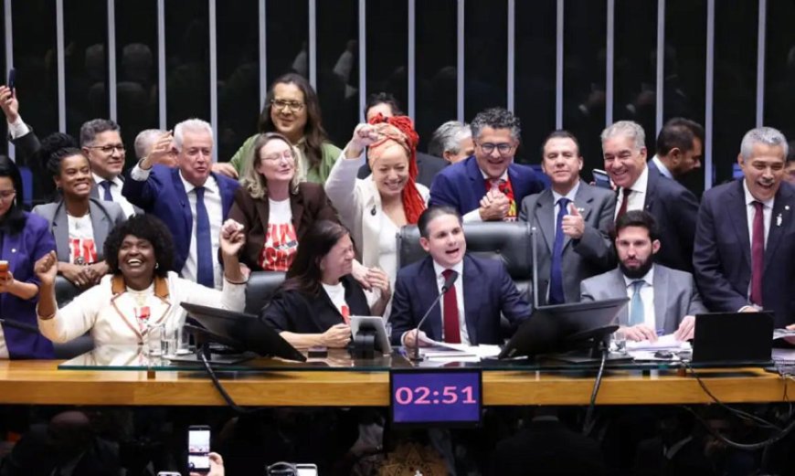 Câmara dos Deputados aprova PEC que acaba com a escala 6x1
