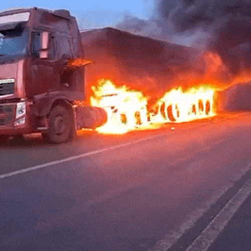 Incêndio destrói carreta carregada com minério de ferro na BR-262