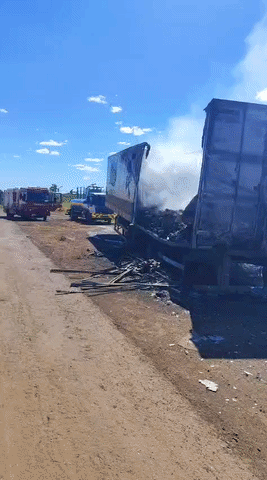 Carreta pega fogo e fecha trecho da BR-163 entre Campo Grande e Anhanduí