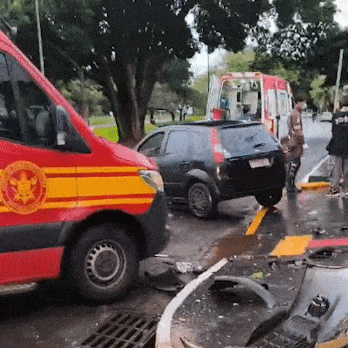 Colisão entre dois carros destrói frente dos veículos em Campo Grande