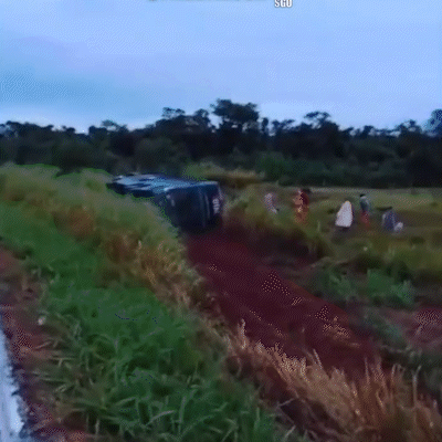 Colisão frontal entre carro e ônibus deixa dois mortos e 12 feridos em Camapuã