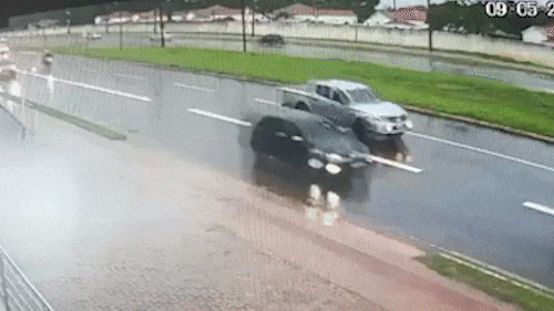 Motociclista sem CNH morre após bater em caminhonete na Duque de Caxias
