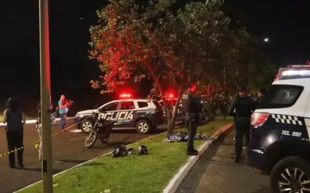 Motociclista de 26 anos morre após bater em árvore em avenida