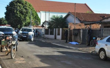 Dupla em Motocicleta Executa Homem com Três Tiros em Frente a Residência