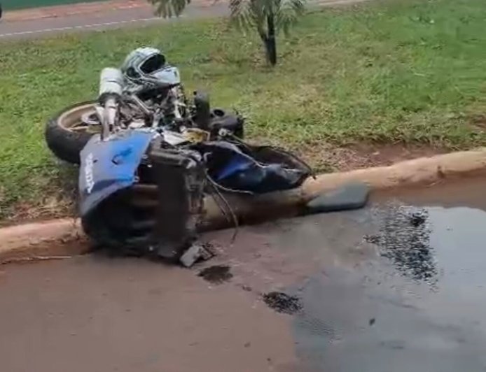 Moto 'parte ao meio' em acidente na Marcelino Pires em Dourados