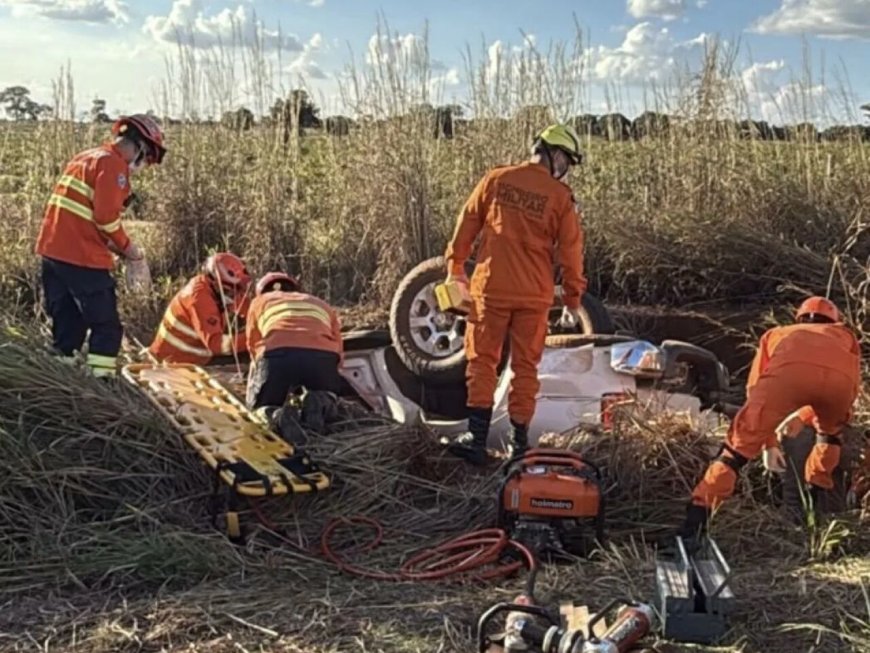 Família sofre acidente grave na MS-223 e mulher fica presa às ferragens