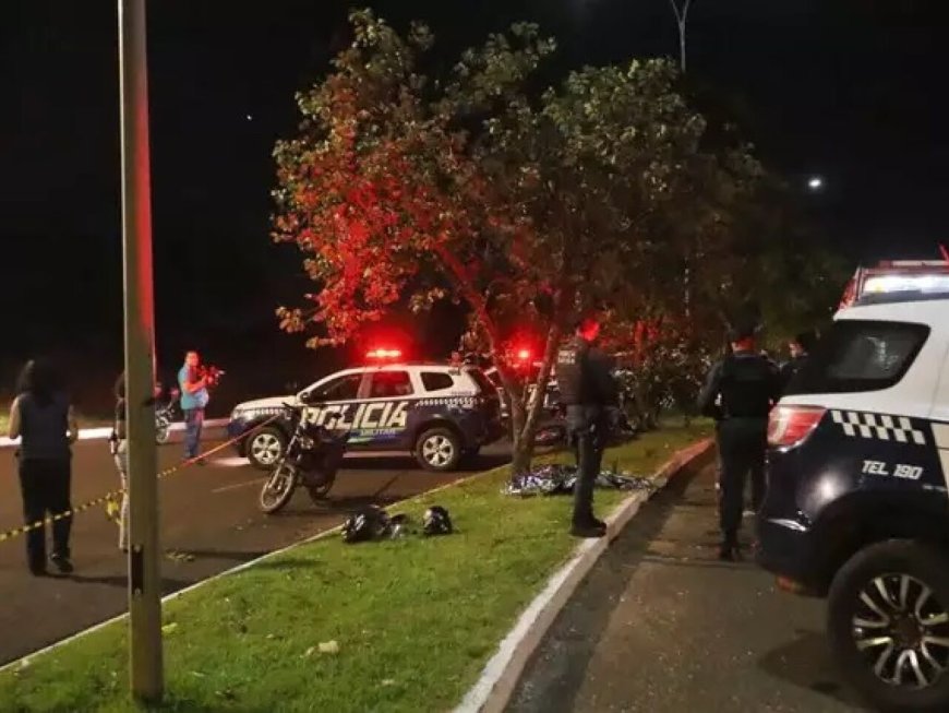 Motociclista de 26 anos morre após bater em árvore em avenida