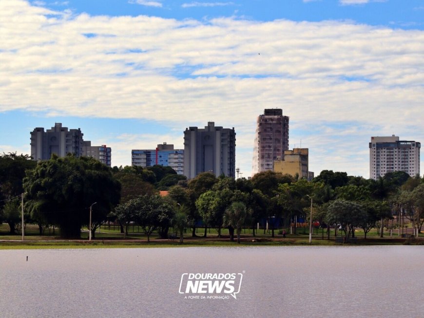 Jovens são levados à delegacia após flagrante de drogas em parque