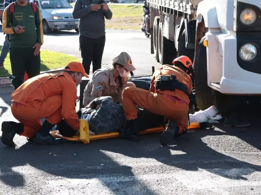 Motociclista sofre acidente grave ao tentar ultrapassar caminhão em Campo Grande