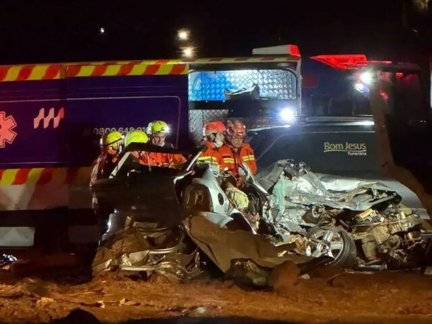 Dois Homens Morrem em Colisão entre Carro e Caminhão na BR-163
