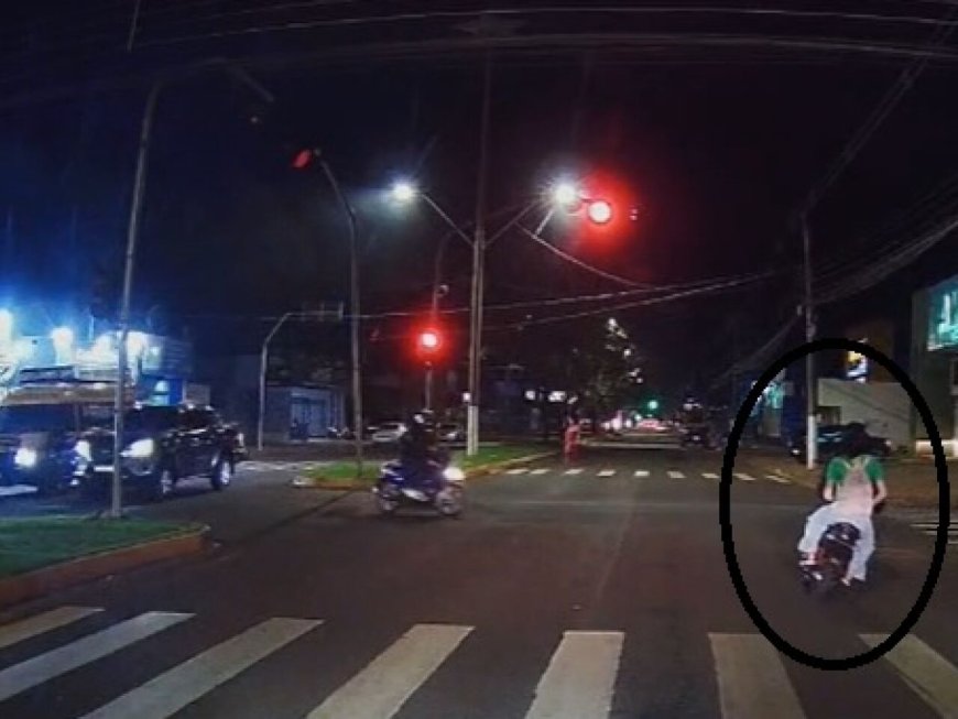 Moto elétrica 'fura' sinal vermelho e por pouco não provoca acidente em Dourados