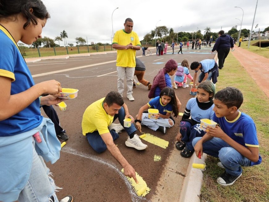 Marçal convoca alunos e cria 'cenário de Copa' em avenida de Dourados