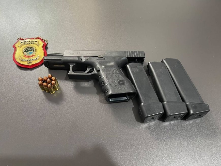 Pistola e carregadores apreendidos em operação contra violência doméstica