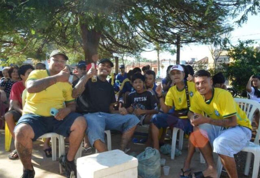 Praça Marçal de Souza vira ponto de encontro para torcer pelo Brasil