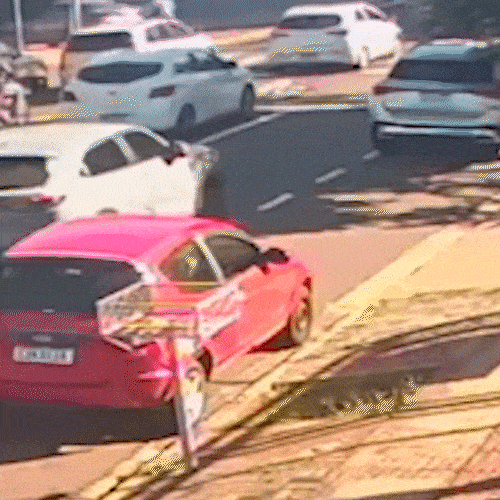 Idosa perde o controle e capota veículo após bater em Mercedes estacionada